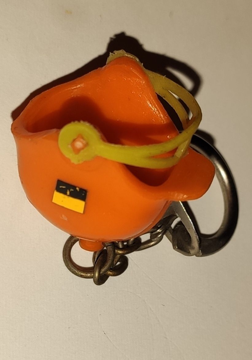 Stary breloczek retro vintage kask PRL plastikowy