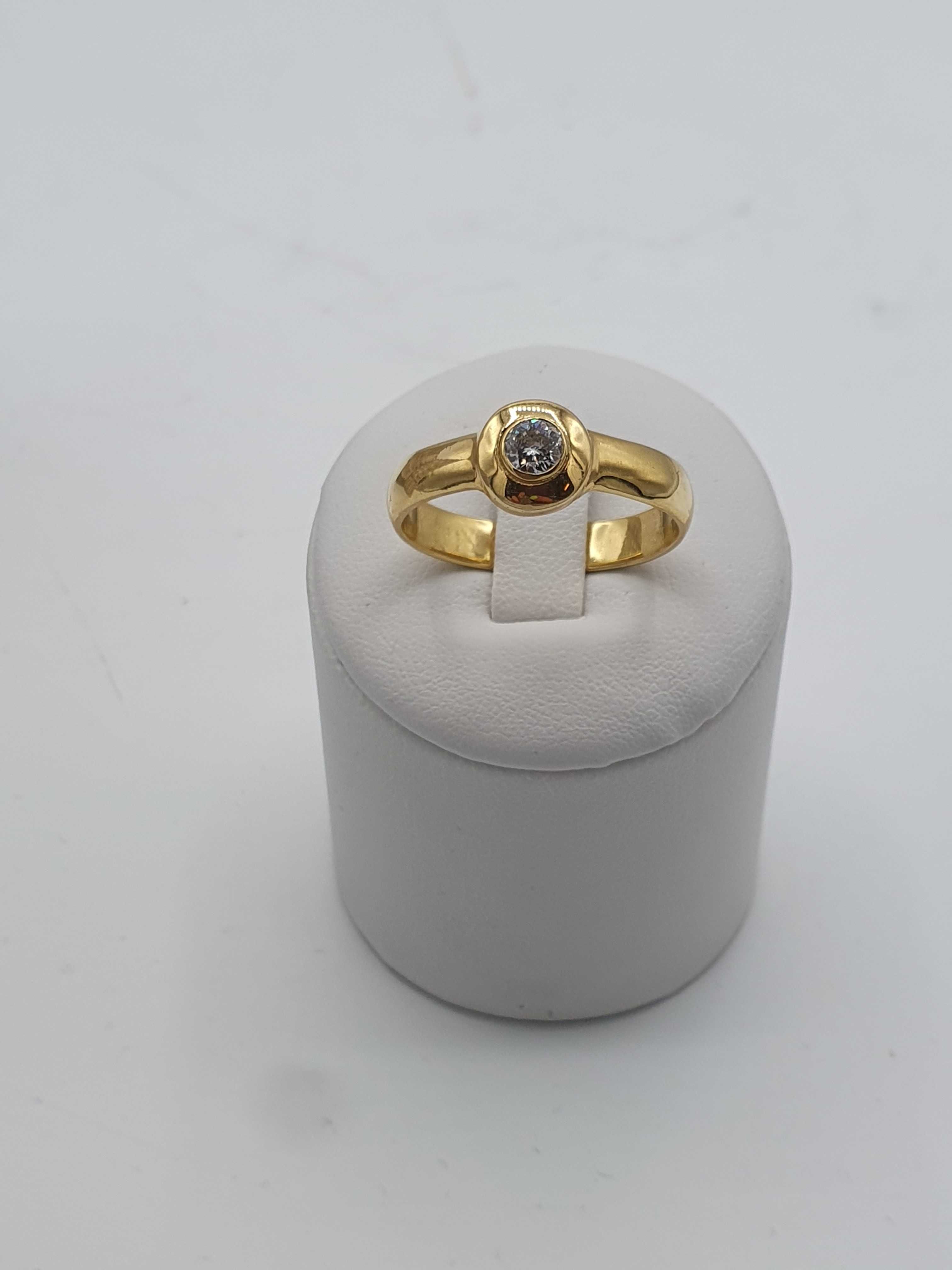 Złoty pierścionek z diamentem P: 750 / G:5,96