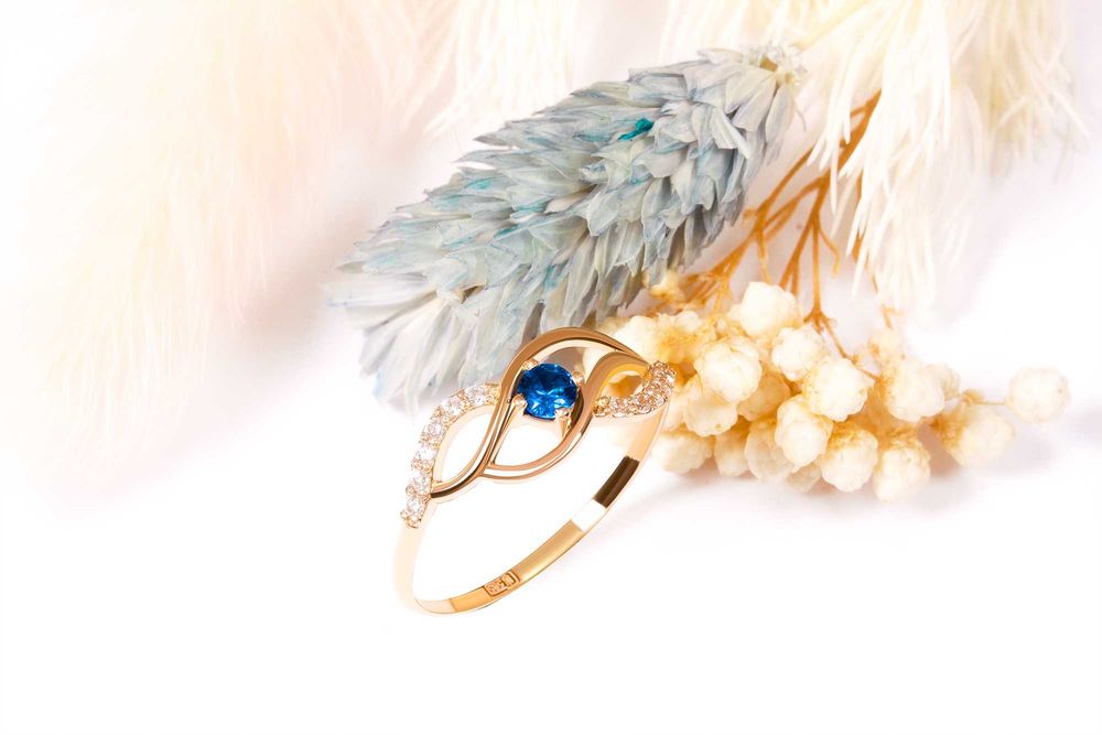 Кольцо из красного  золота с сапфиром