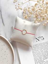 Nowa minimalistyczna bransoletka na różowym sznurku ze złotą karmą