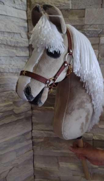 Hobby horse z kantarem