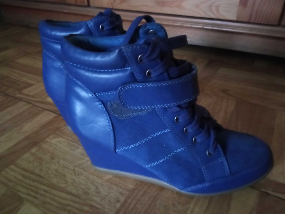 niebieskie botki na koturnie