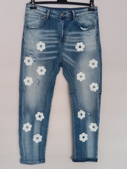 Dżinsy damskie Flowers z przetarciami Nowe bez metki