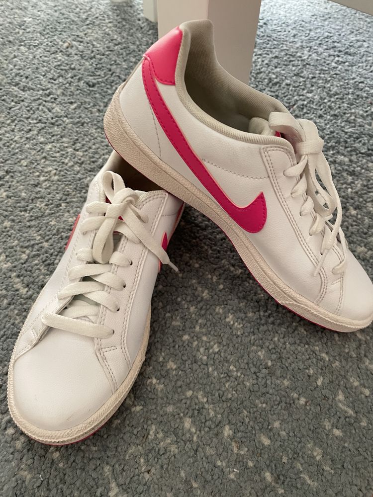 Ténis Nike brancos com rosa