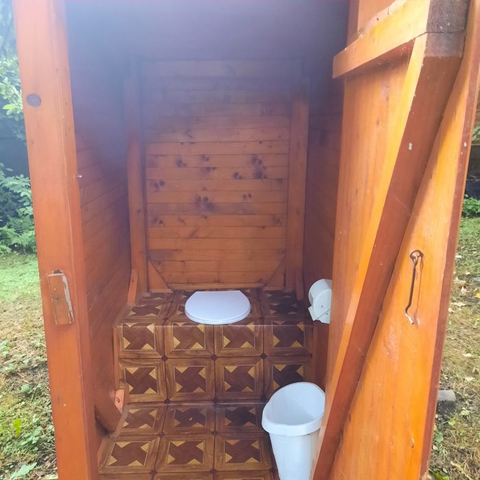Продається сан вузол вуличний зроблений з дерева покриття лакобайс