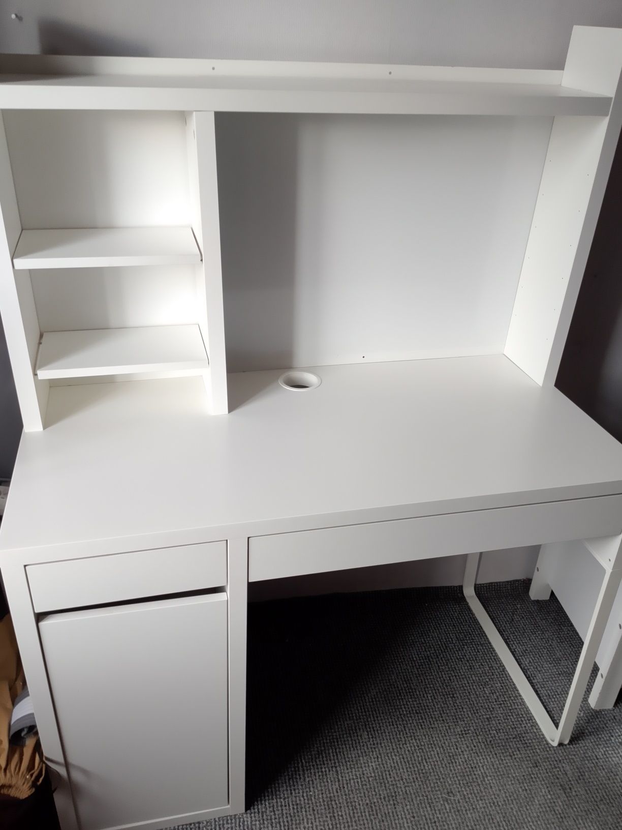 Białe biurko IKEA Mickie