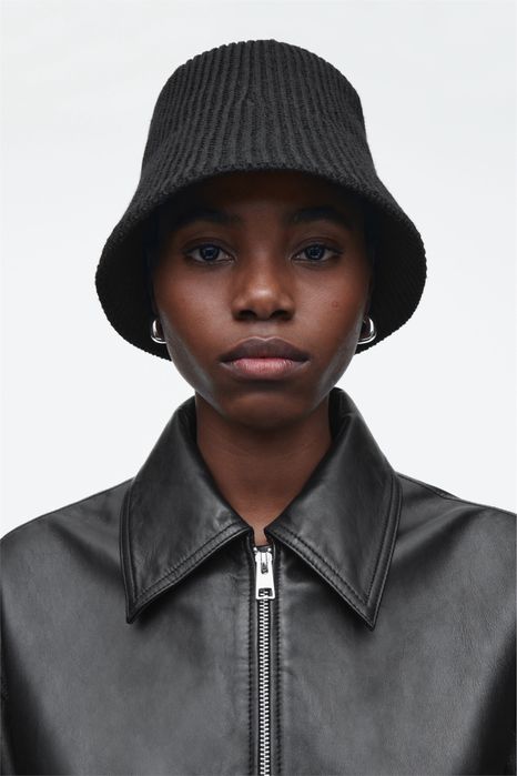 Нова шляпка COS в наявності