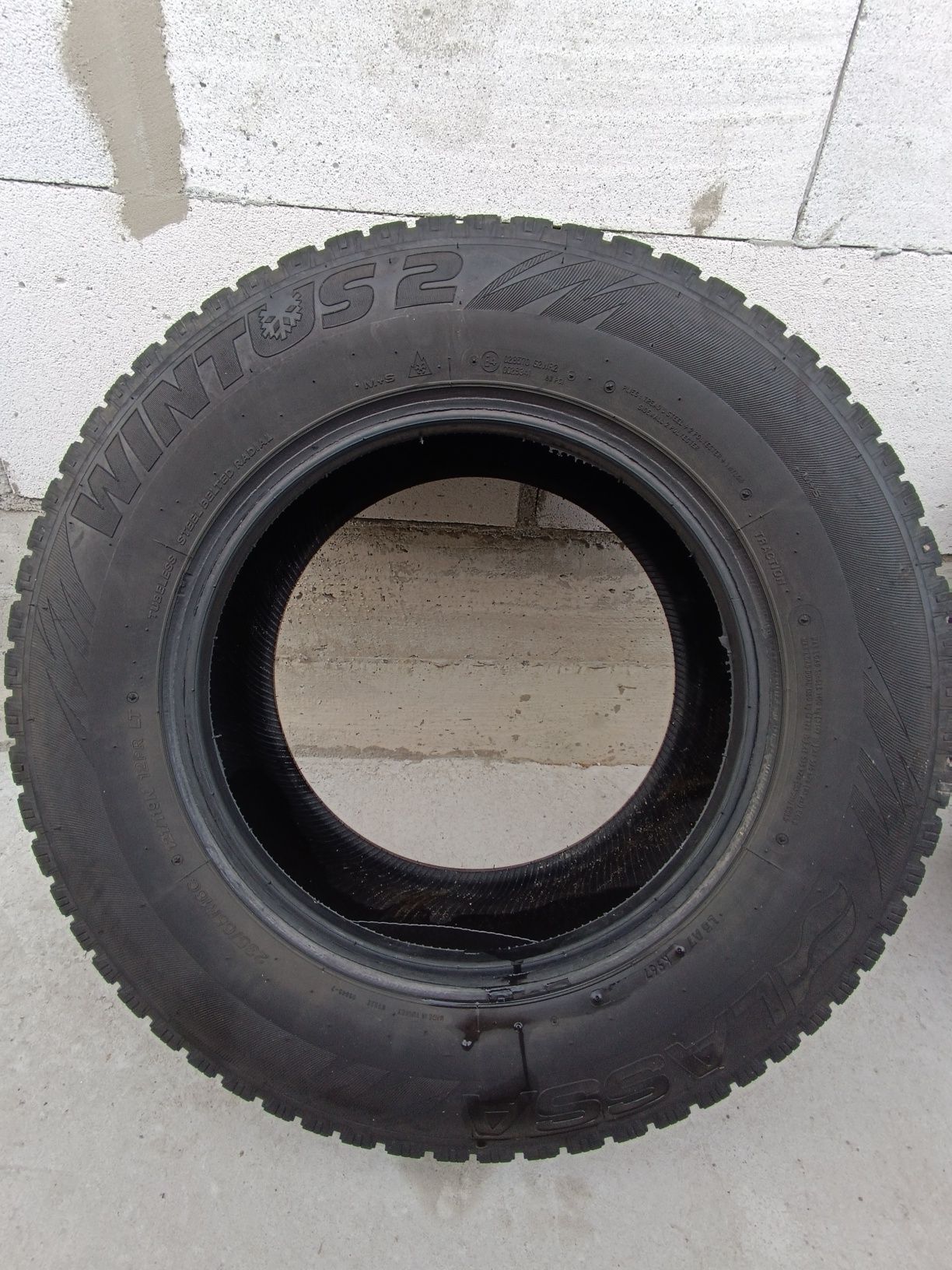 Продам 2 шини Lassa 235/65R16 зимові