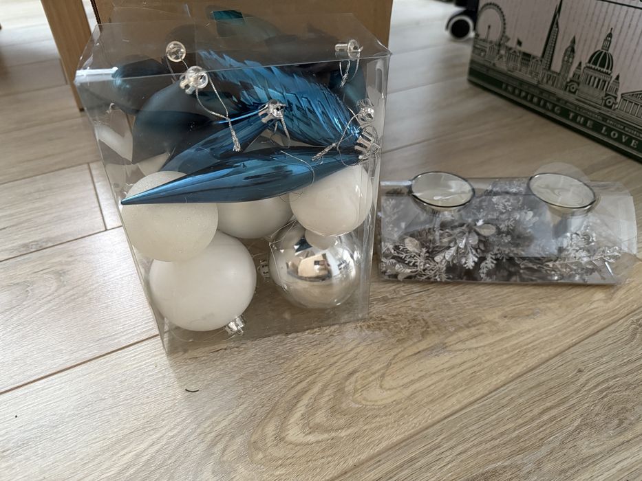Bombki i świecznik ozdobny świąteczny