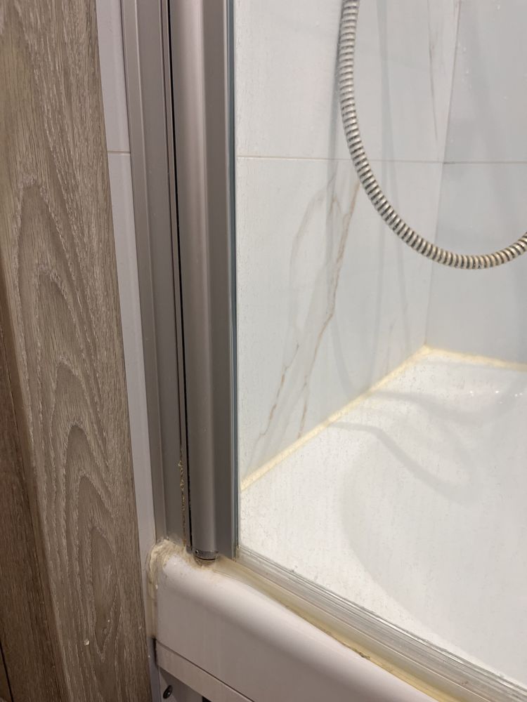 Стеклянная шторка на ванную поворотная / скляна шторка поворотна