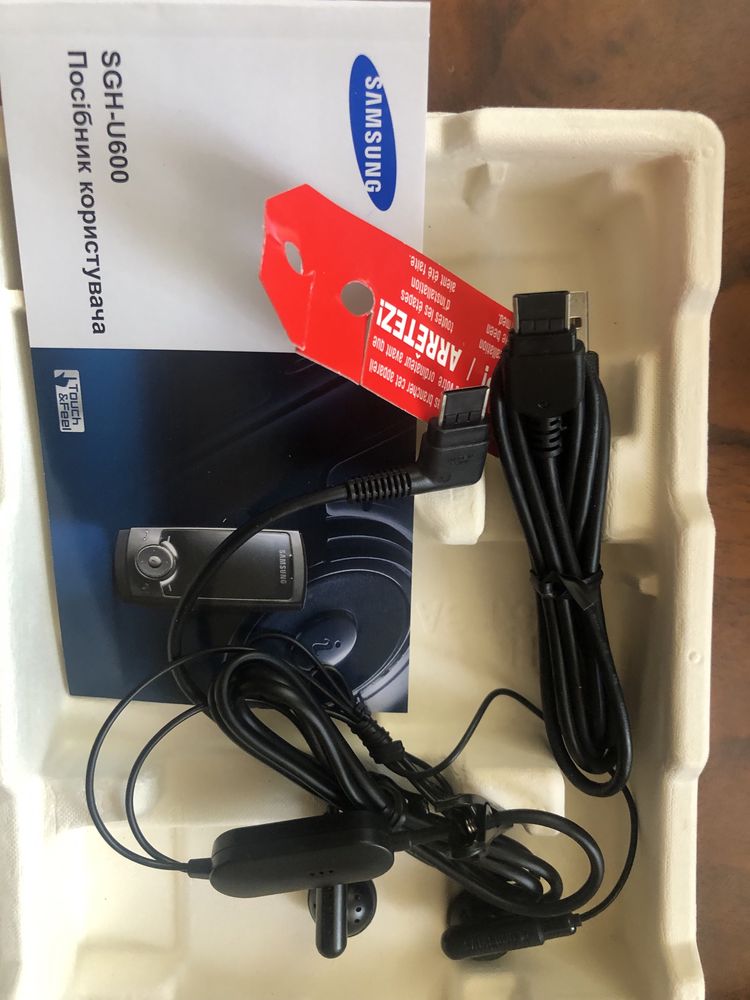 Наушники и зарядное к телефону SAMSUNG SGH-U600
