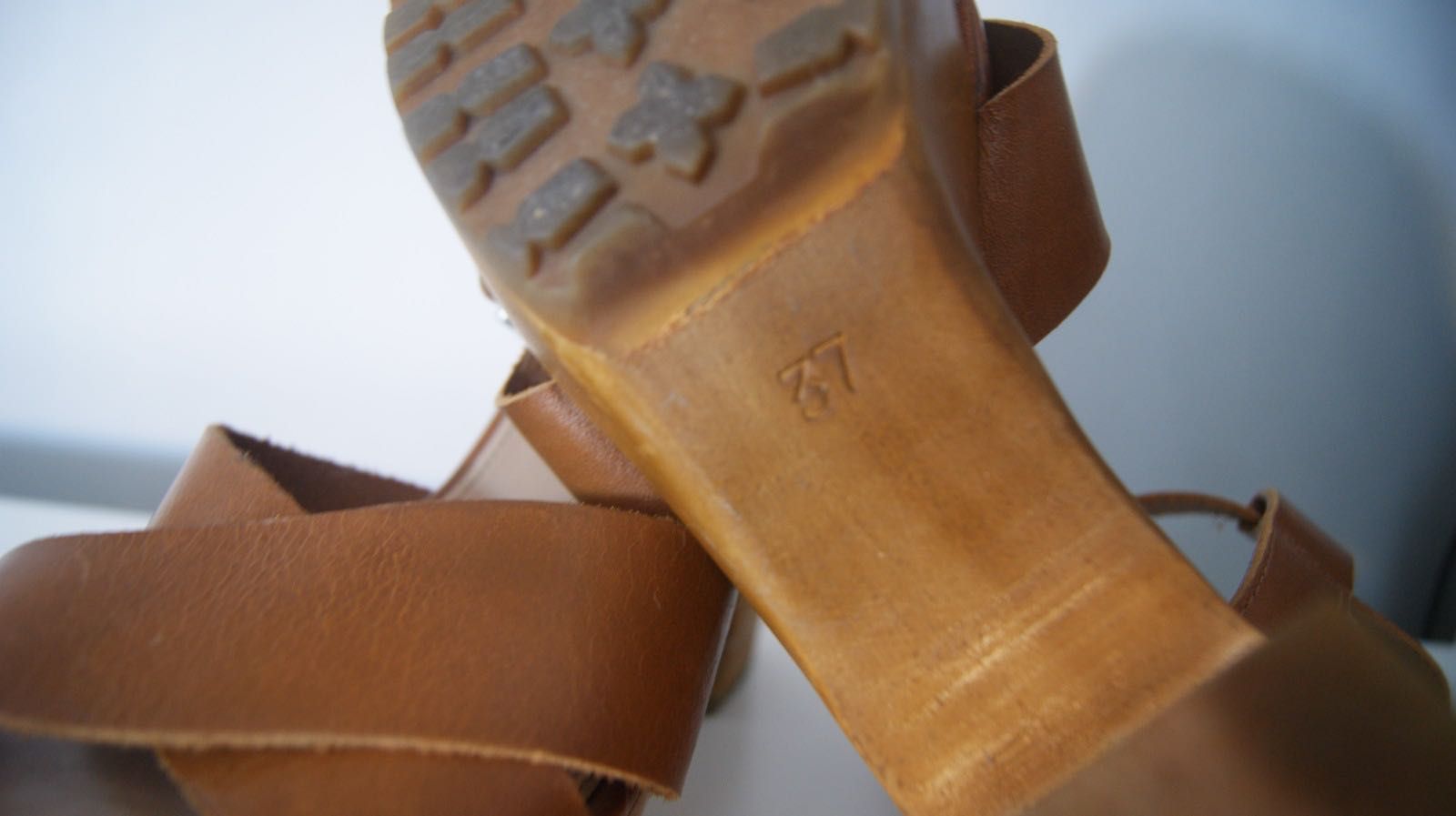 Sandálias com cunha de madeira