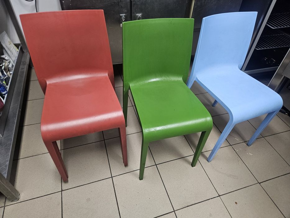 Krzesła plastikowe włoskiej produkcji