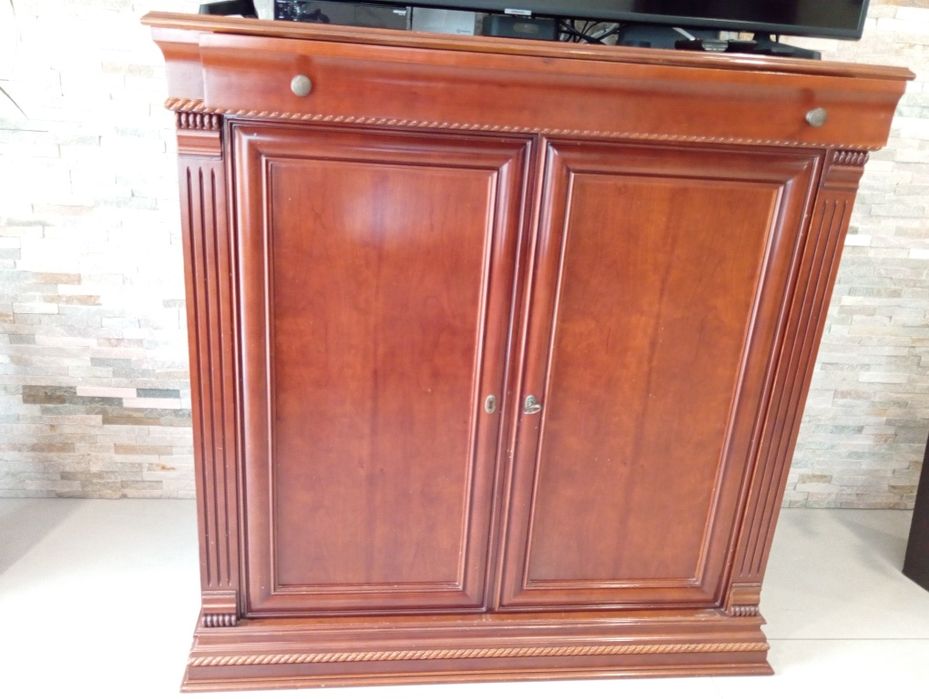 Móvel de televisão em cerejeira