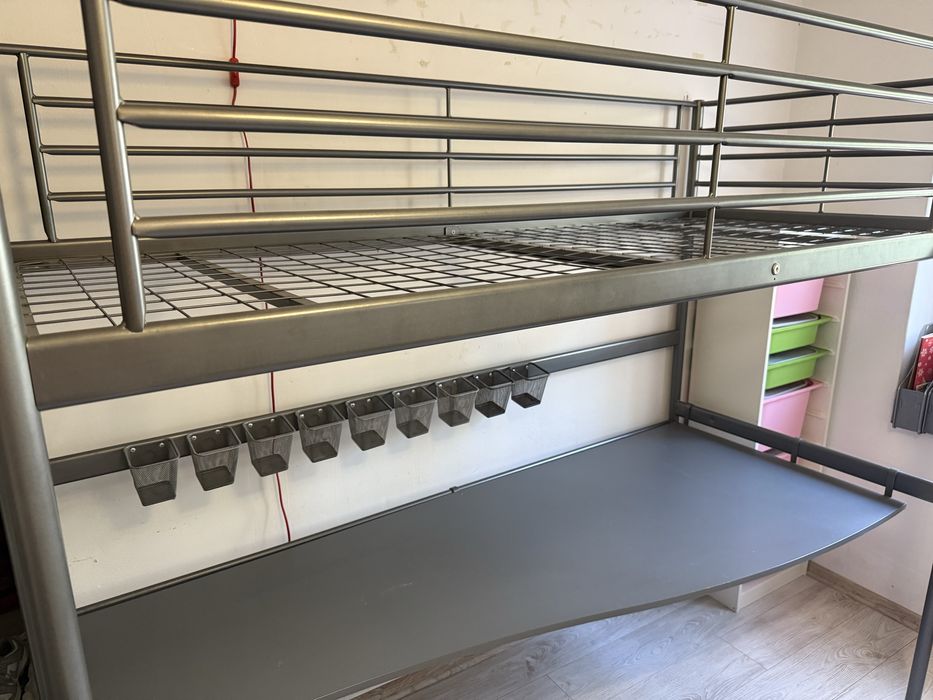 Łóżko piętrowe z biurkiem svärta ikea .