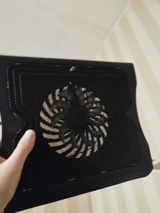 Wiatraczek pod laptopa USB podświetlany na niebiesko