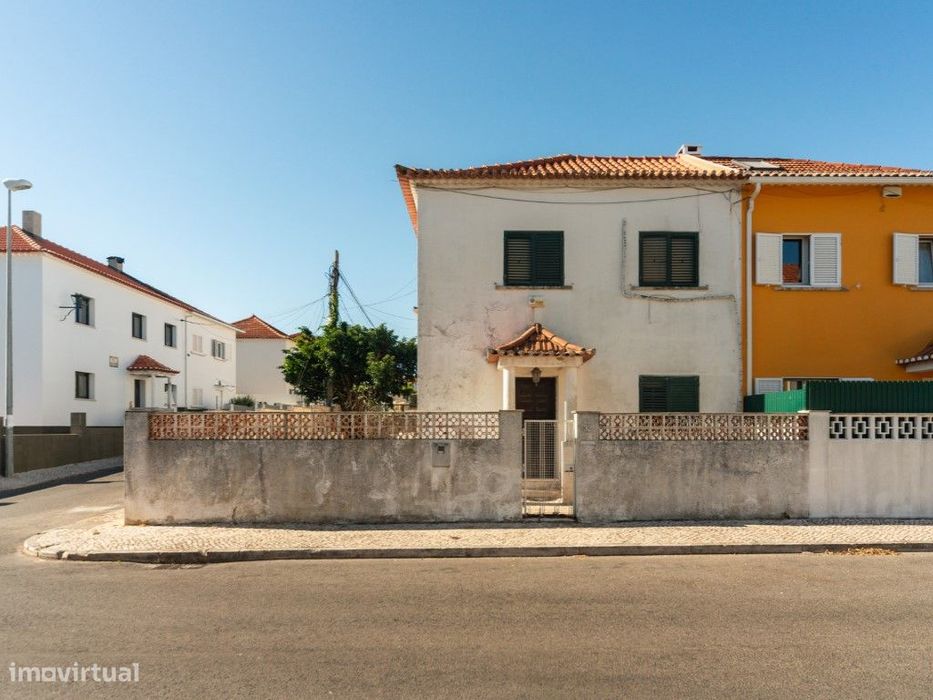 Moradia geminada de esquina em Caselas, com jardim e projecto aprovado