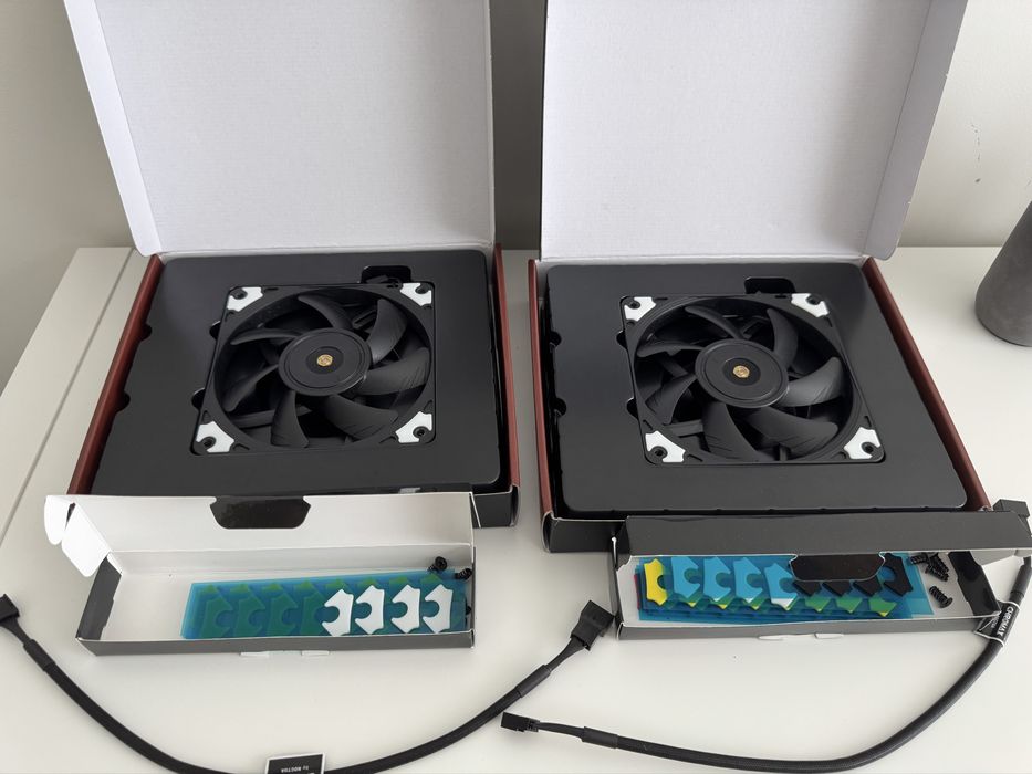 2 x Noctua NF-A12x15 PWM chromax.black.swap