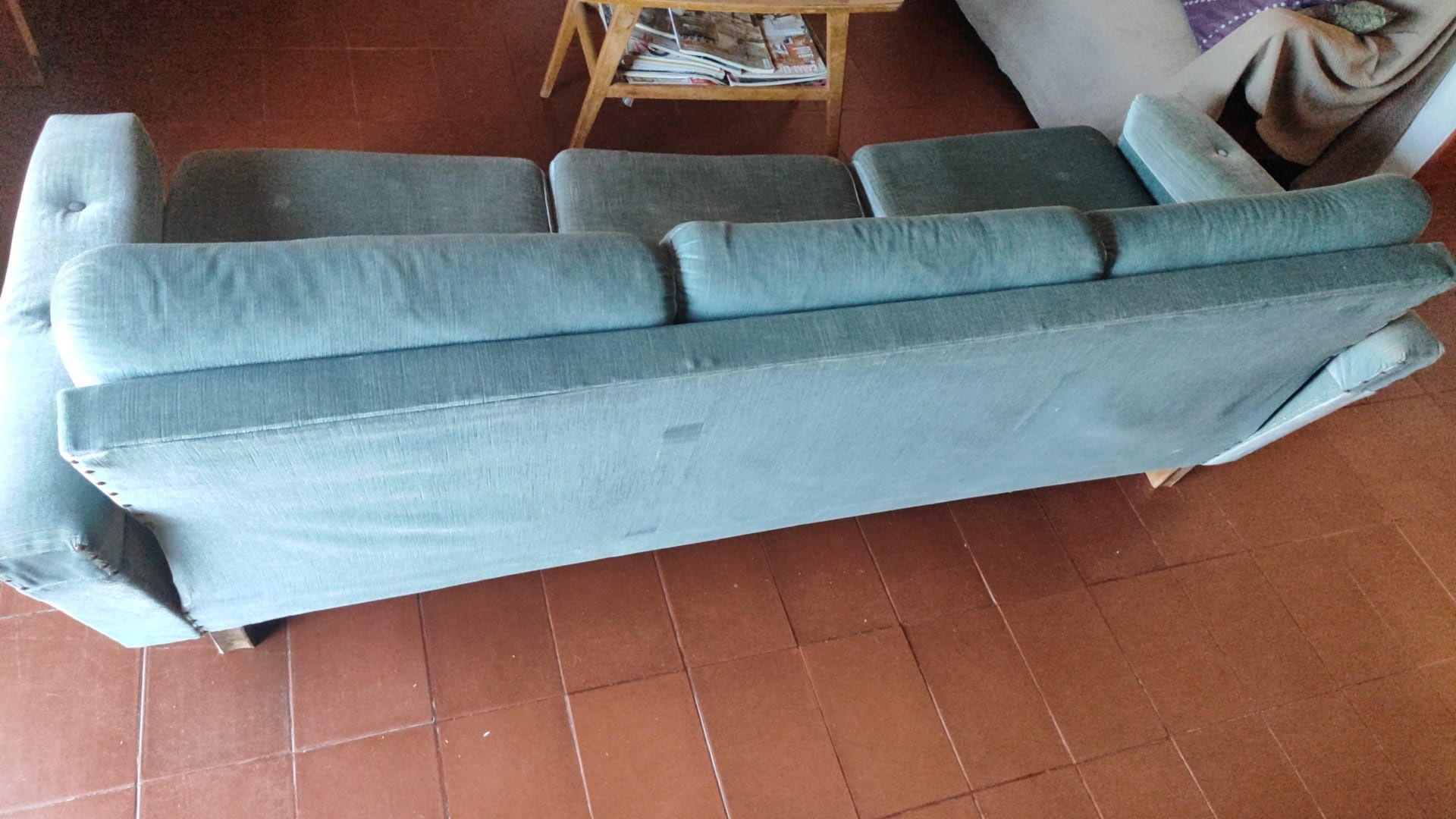 Sofá dos anos 70 bastante usado