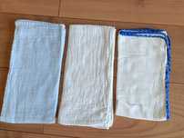 3 fraldas bebé ( 1 está com rebordo bordado)