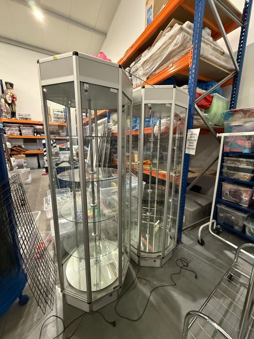 Dwie witryny szklane wystawowe 2m