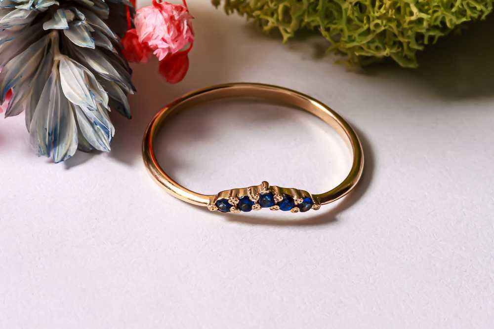 Кольцо из красного золота с сапфирами