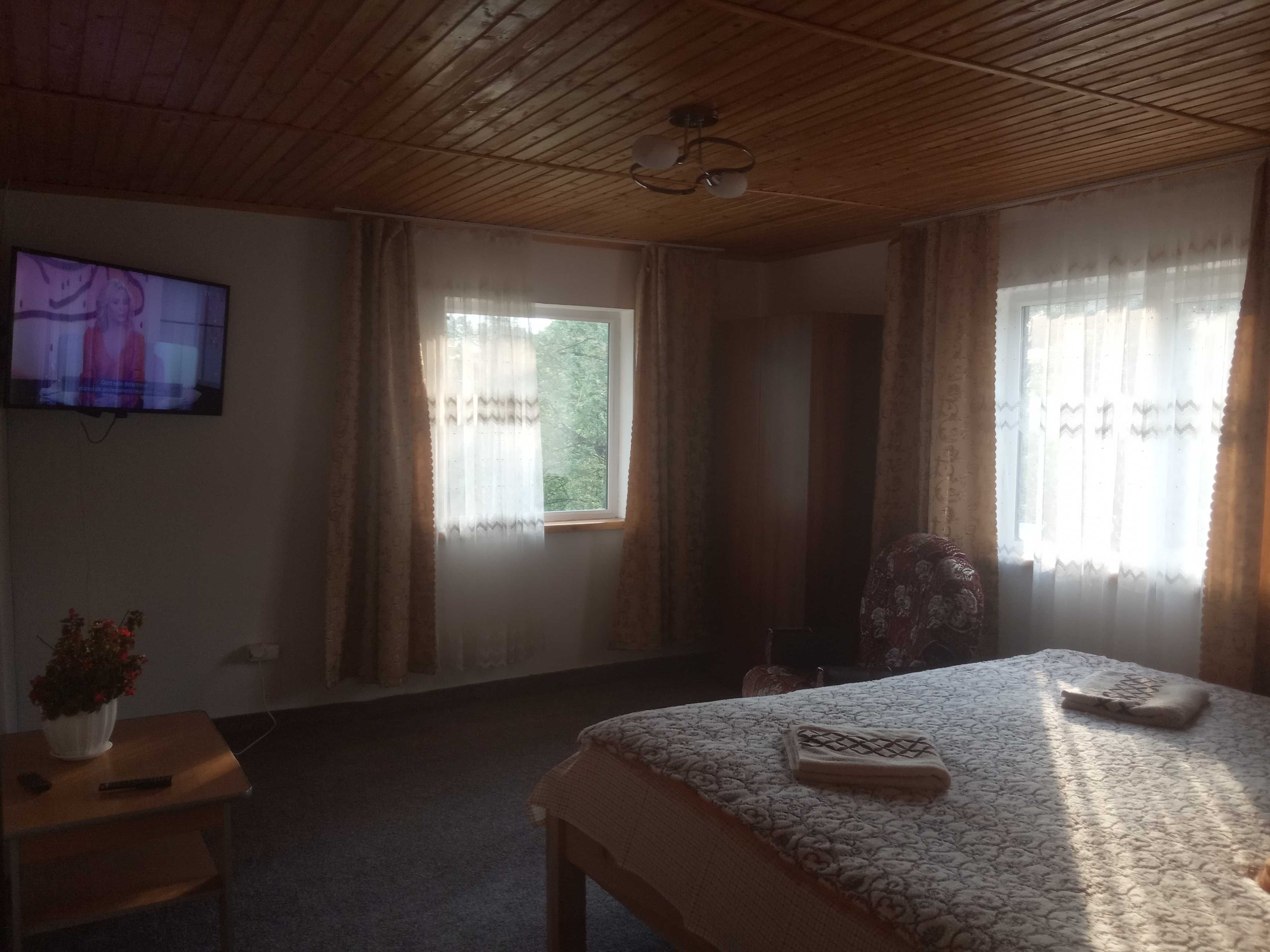 Здається котедж або кімнати .В Карпатах на березі р.Прут м.Яремча