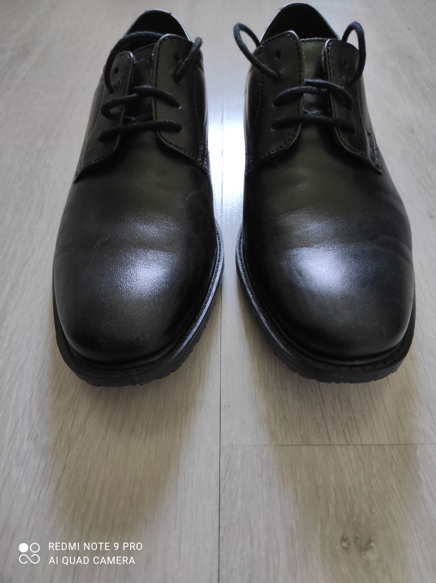 Czarne eleganckie buty wiązane rozmiar 34