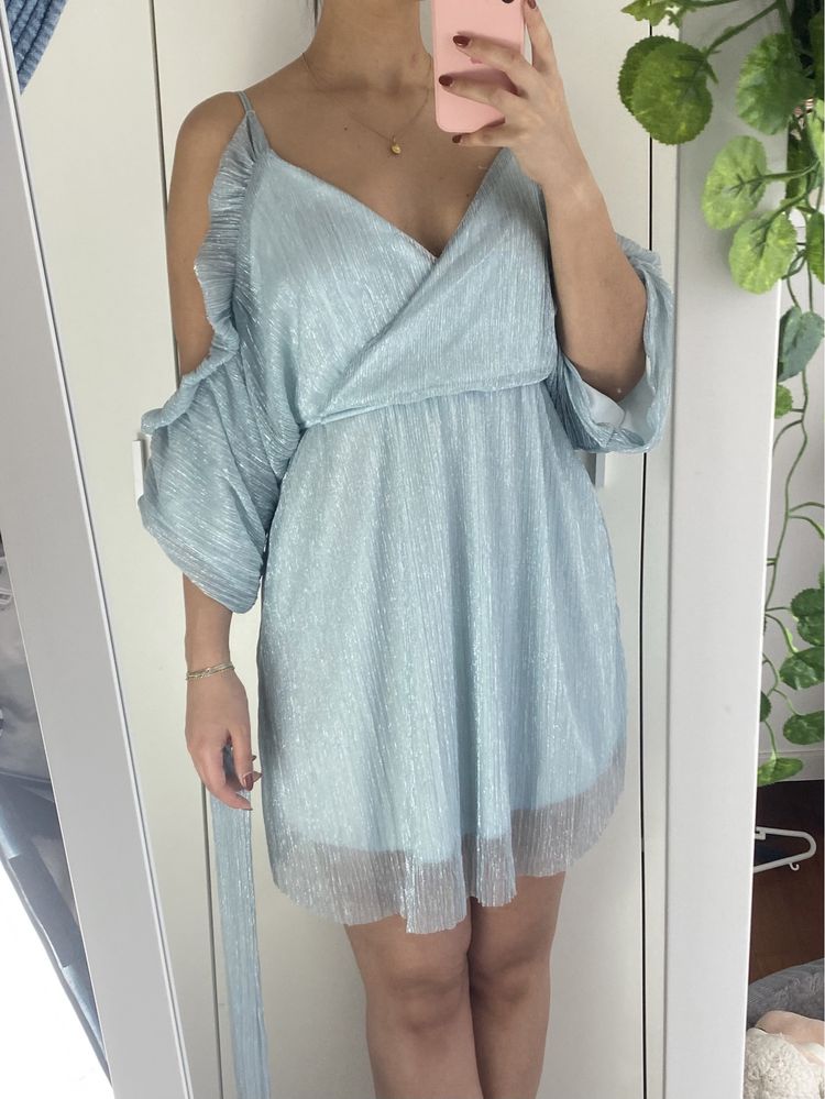 Vestido azul celeste e prateado com manga aberta