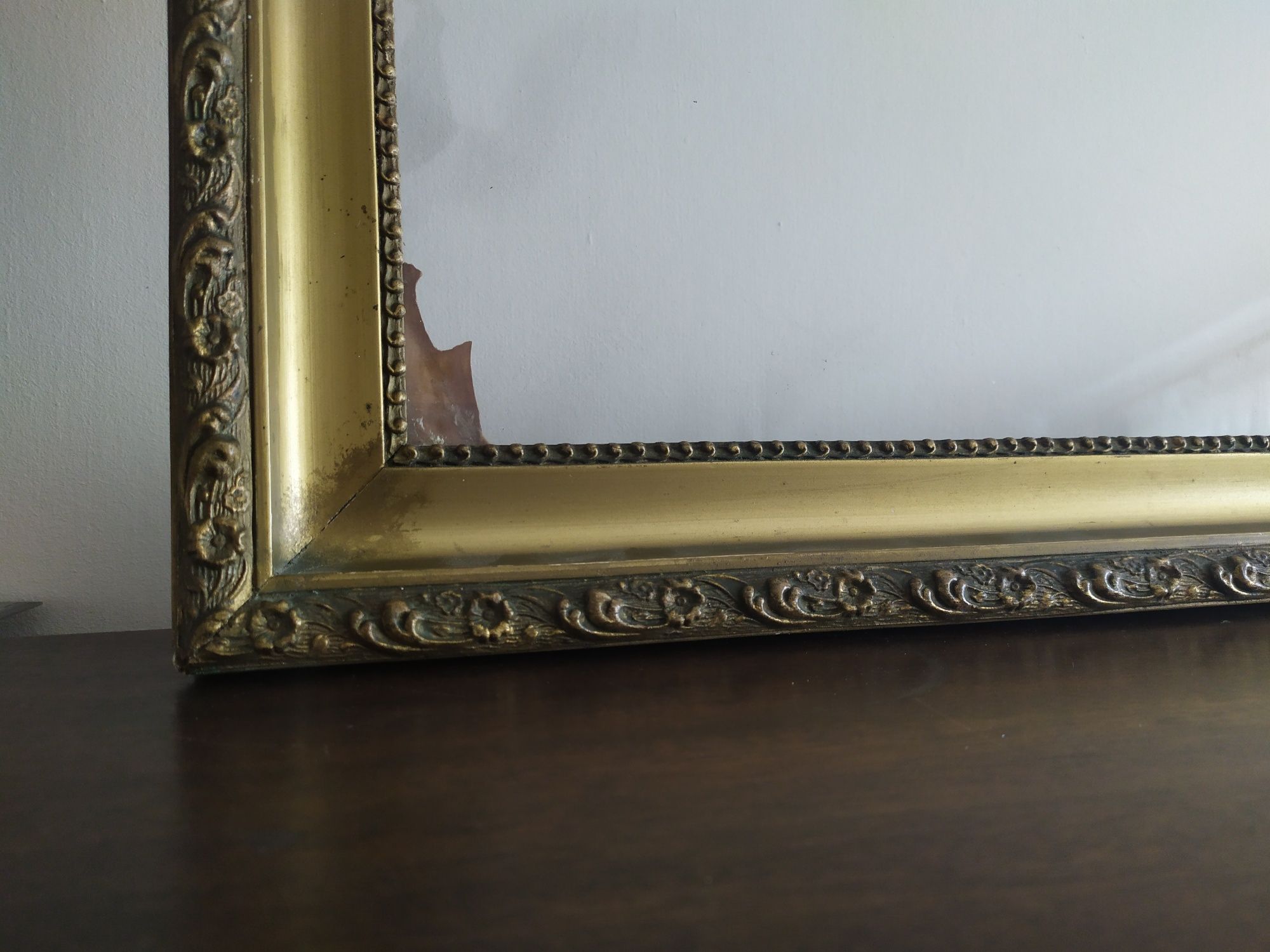Stara złocona drewniana rama na obraz lub lustro, Vintage