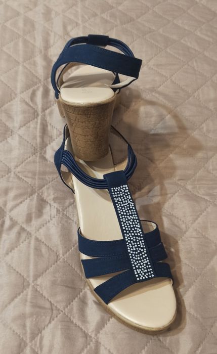 Sandały na koturnie zdobione kryształkami