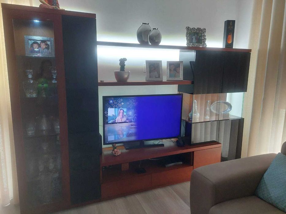 Móvel de sala com cristaleira