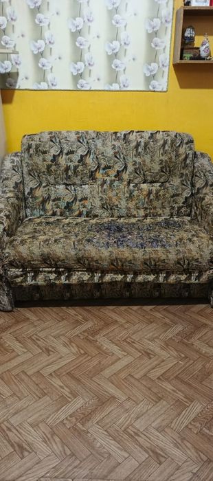 Продам мини Диван под восстановление.