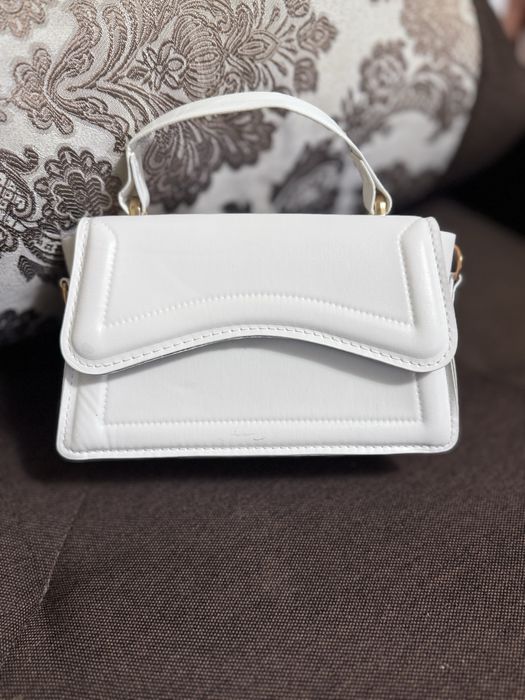 Продам білу сумочку клатч