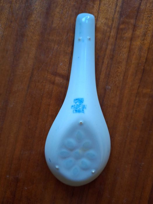 Colheres "finger food" em porcelana.