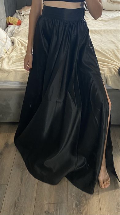 Атласна спідниця чорого кольору в розмір S