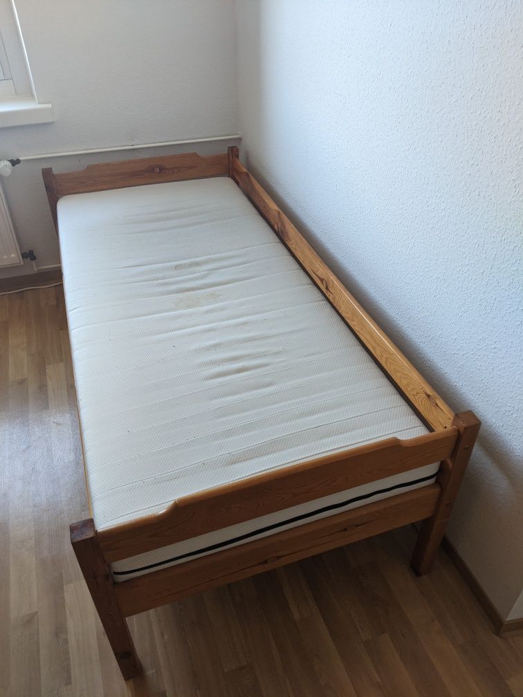 Łóżko drewniane z materacem 80 x 180 cm.