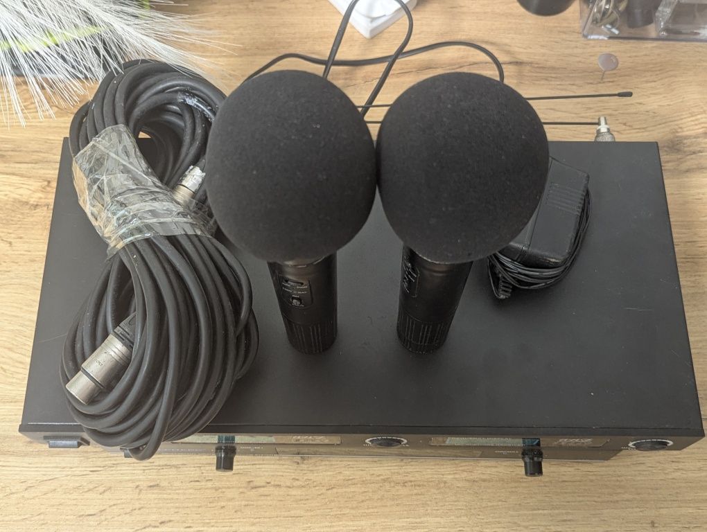 Набір радіомікрофонів SHURE UHF-LX88-III і база ALPHARD