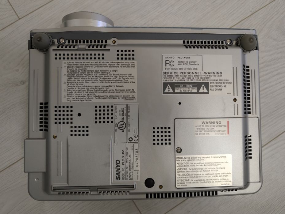 Японський проектор SANYO  PLC-XU51