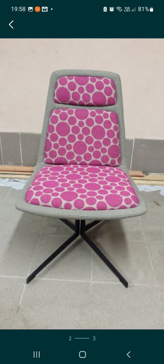 Krzesło tapicerowane na metalowej czarnej nodze do biurka