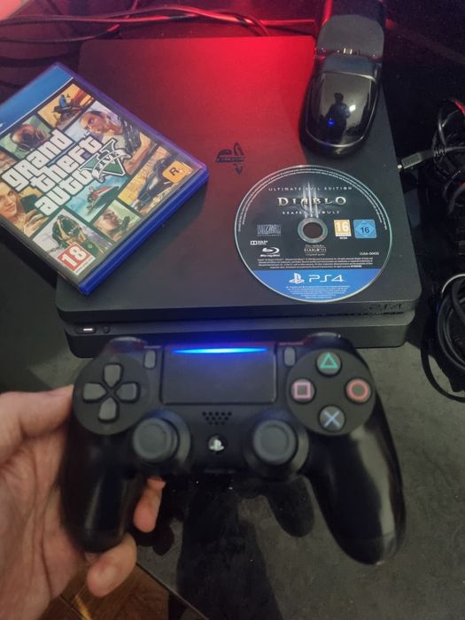 Ps4 slim 1Tb + Gta V + jogo extra + comando Sony Dualshock + base