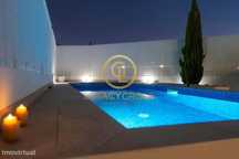 Moradia com Piscina no Centro de Loulé – Com Anexo T1 Independente