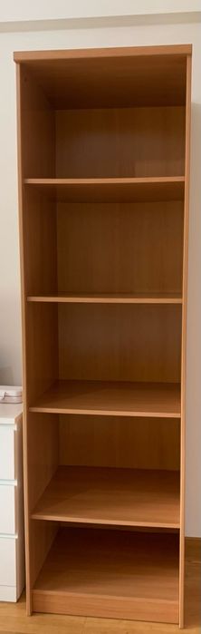 Estante com prateleiras em madeira faia