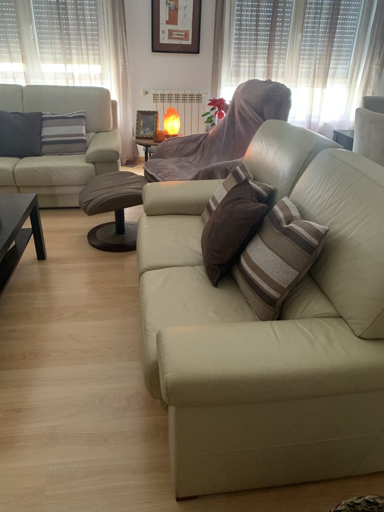 2 Sofas em pele verdadeira