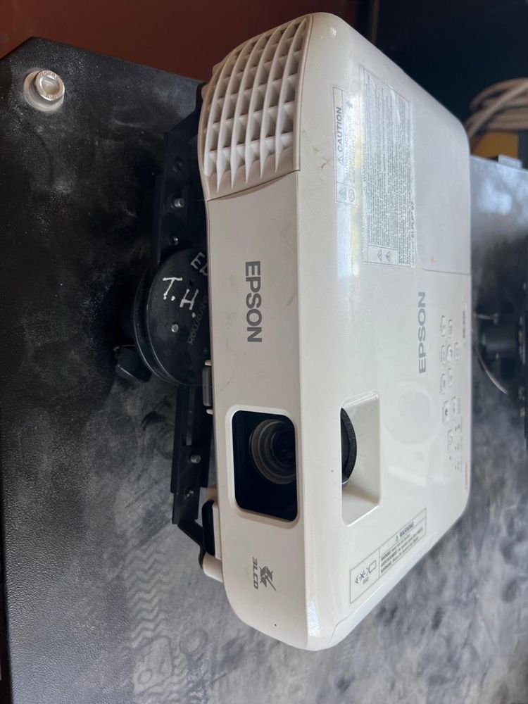 Мультимедійний проектор Epson EB-E01