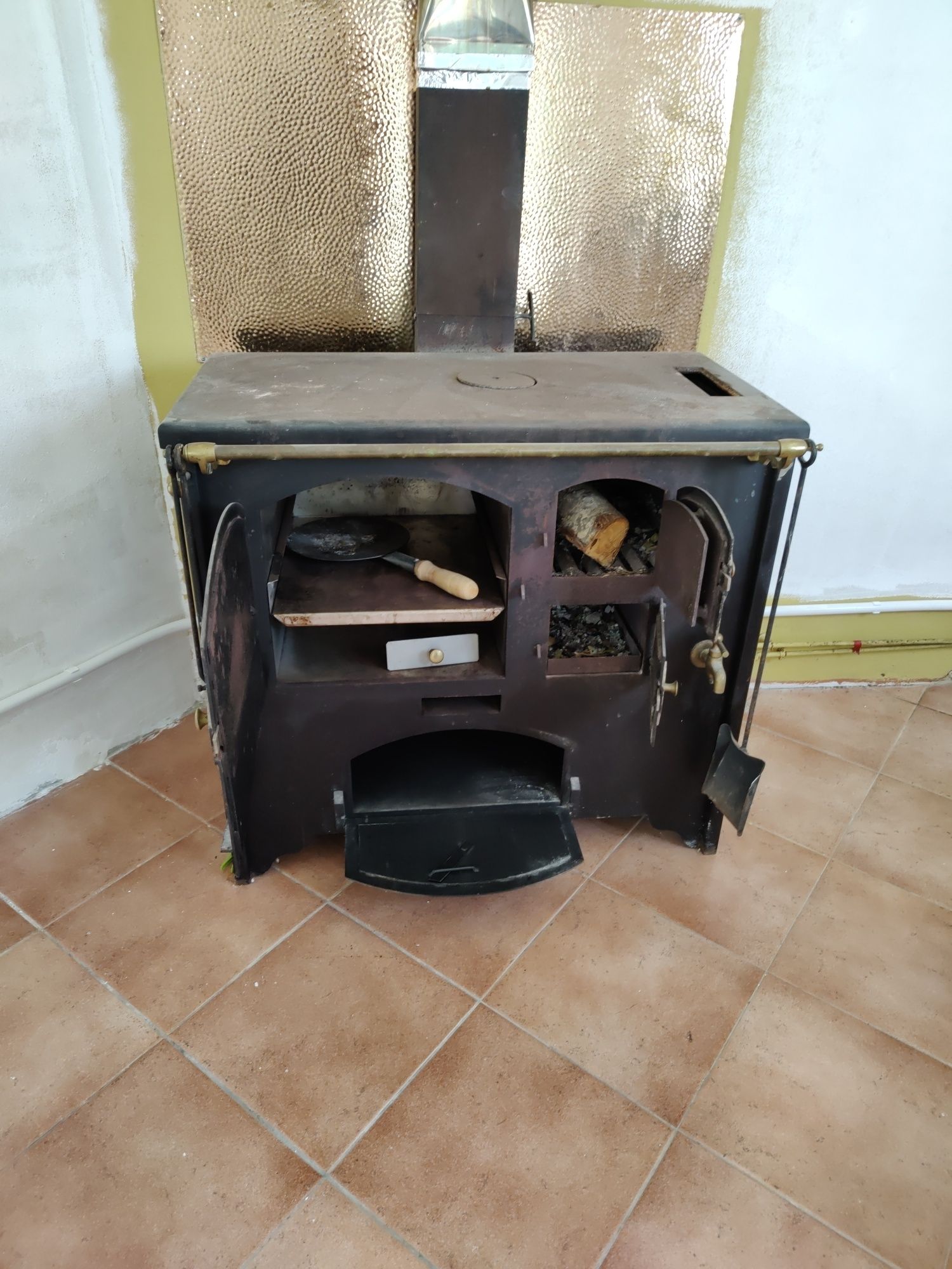 Fogão a Lenha Antigo em Ferro Fundido – Com Forno e Tubo de Chaminé