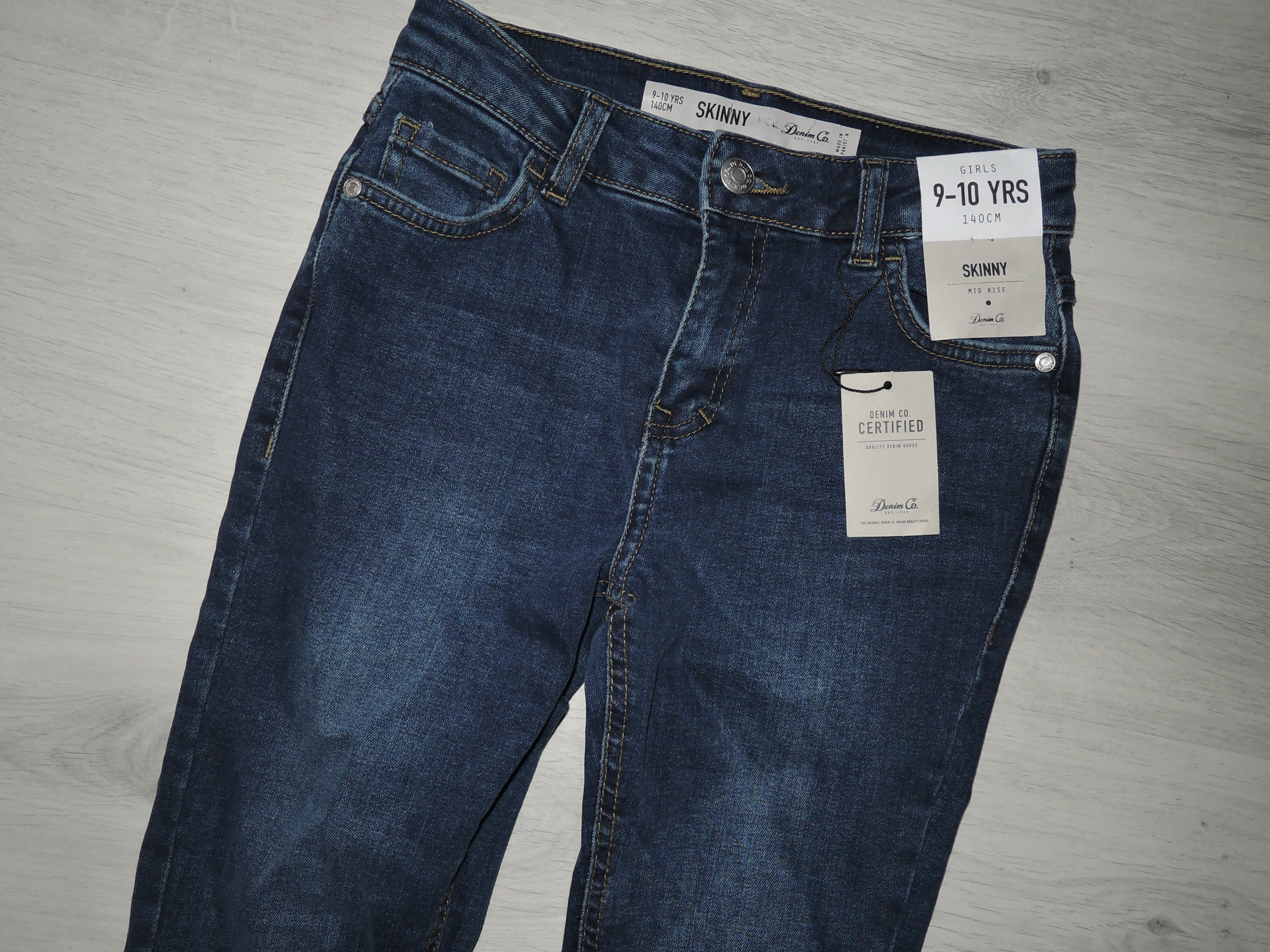 Nowe spodnie dżinsowe skiny Denim C&o 9/10 140  z dziurami