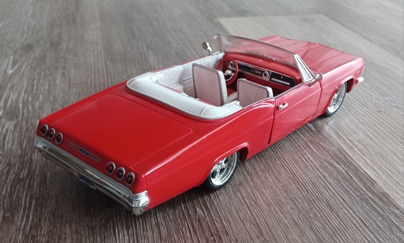 Modele samochodów Pontiac GTO i Chevrolet Impala 1:18. Hot Wheels.