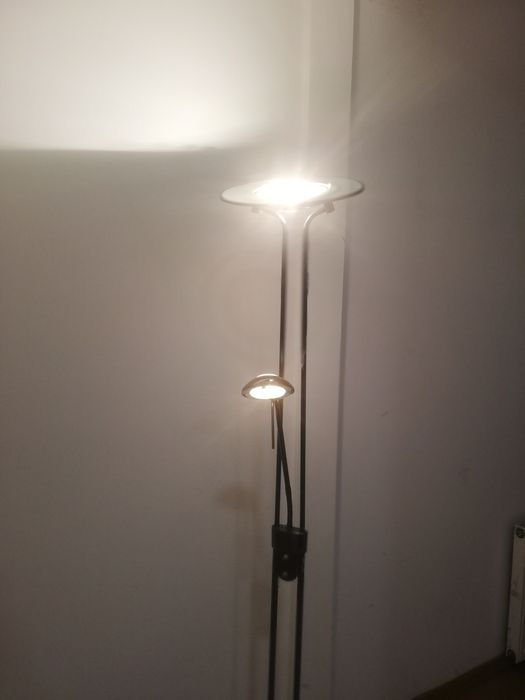 Lampa stojąca w dobrym stanie
