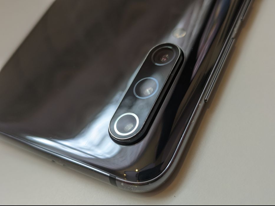 Xiaomi Mi 9 як новий, батарея 125% нова, торг обмін